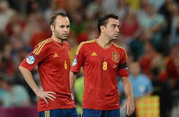Andres Iniesta dan Xavi Hernandez Dua legendaris Spanyol Xavi Hernandez (kanan) dan Andres Iniesta. (Foto: Kick Off)