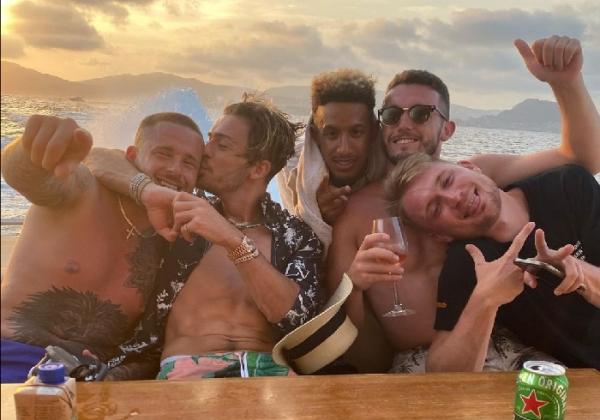 Jack Grealish Jack Grealish menghabiskan waktu bersama teman-temannya. (foto: Instagram Jack Grealish)