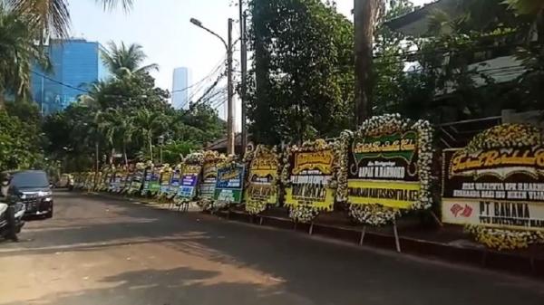 Karangan Bunga Harmoko Dimas Anak bungsu Harmoko bernama Dimas Ajisoko menjelaskan penyakit yang diderita sang ayah. (Foto MNC Portal).