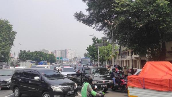 Kemacetan kendaraan mengular di Jalan Jati Baru hingga Flyover Stasiun Tanah Abang, Jakarta Pusat dampak penyekatan PPKM Darurat, Senin (5/7/2021). (Foto: Refi Sandi).