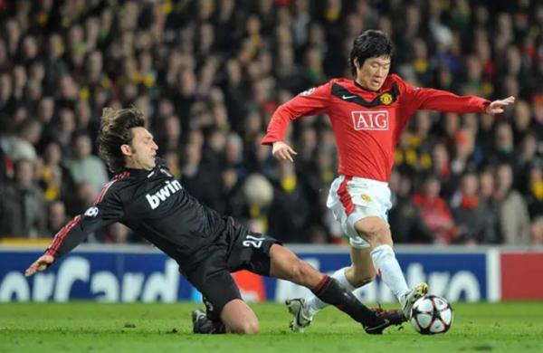 Mantan Gelandang MU Park Ji-sung berduel dengan pemain AC Milan Andrea Pirlo di Liga Champions 2009/2010. (Foto: Sport Bible)