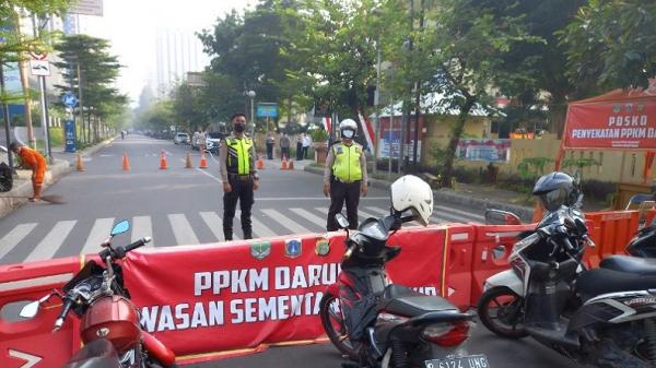 Penyekatan di Jalan Apron, Kemayoran, Jakarta Pusat, Senin (5/7/2021). (Foto: TMC Polda Metro Jaya).