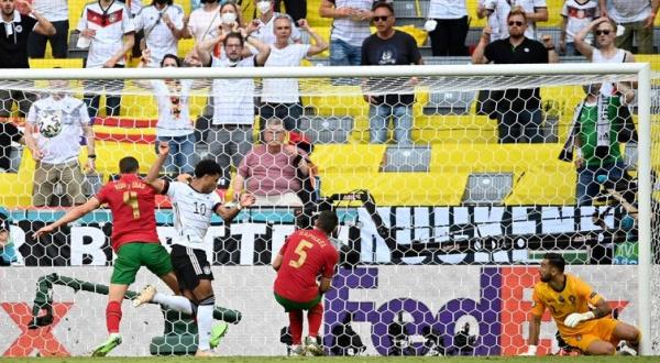 Raphael Guerreiro mencetak gol bunuh diri saat Portugal melawan Jerman. (Foto: Sky Sports)