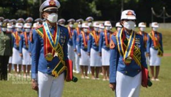 taruna taruni sumut raih predikat terbaik akmil Sermatutar Septian Haryono Pasaribu meraih penghargaan Adi Makayasa Akmil TA 2021 dan Sermatutar Chaterine I Simbolon meraih Anindya Wiratama. (Foto: Istimewa)