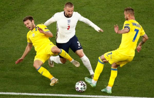 Luke Shaw Bek kiri Timnas Inggris, Luke Shaw belakangan dijuluki Shawberto Carlos karena gaya bermainnya mirip Roberto Carlos. Roberto Carlos langsung angkat bicara. (foto: Reuters)