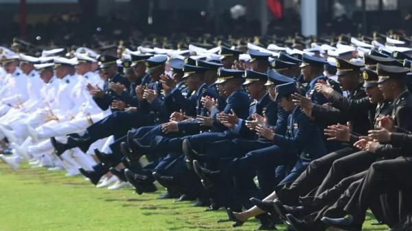 Para siswa Taruna mengikuti upacara prasetya perwira. (Foto: Antara).