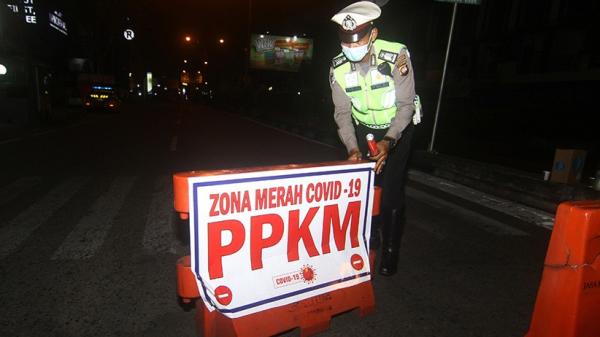 Penyekatan jalan di Kota Pontianak terkait PPKM mikro. (Foto: Antara)