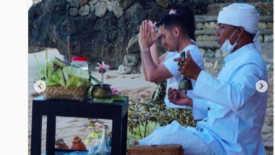 07 Arifin Putra Arifin Putra melakukan upacara membersihkan diri atau melukat di salah satu pantai di Bali. (Foto: Instagram)