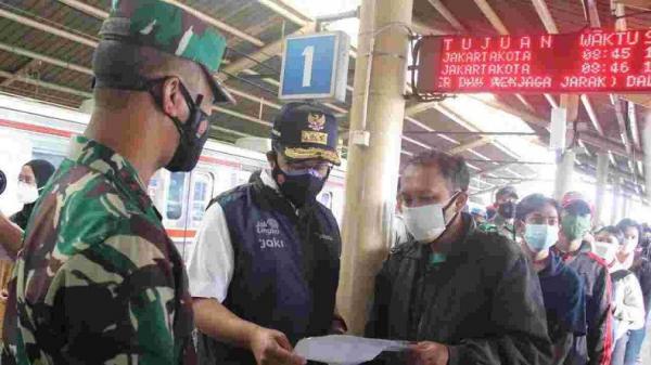 Ketua DPD AA LaNyalla Mahmud Mattalitti (kanan) saat berdiskusi dengan Bupati Ponorogo Sugiri Sancoko di Pendopo Kabupaten Ponorogo, beberapa waktu lalu. (Foto: DPD).