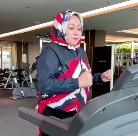 Camelia Malik rajan olahraga demi awet muda. (foto: Instagram)