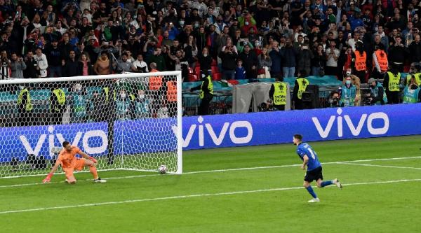 Jorginho sukses mengecoh Unai Simon dengan gaya penaltinya yang ikonik. (foto: Reuters)