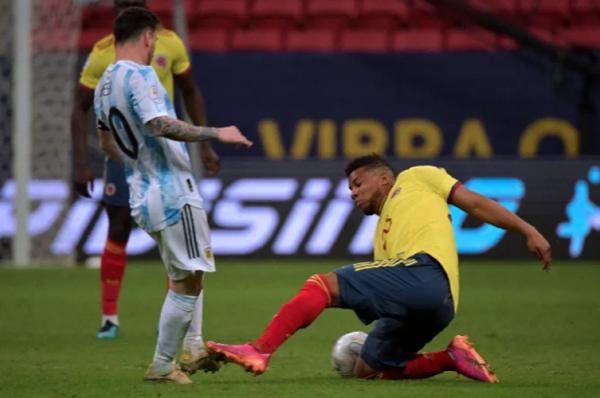 Lionel Messi bikin salut pecinta sepak bola. Dia membawa Argentina ke final Copa America 2021 dengan satu engkel berdarah. (Foto: Reuters)