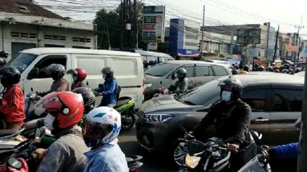Macet Bogor Putra Kepadatan kendaraan mengular di Jalan Raya Bogor-Jakarta dampak penyekatan PPKM Darurat, Rabu (7/7/2021). (Foto: Putra Ramadhani).