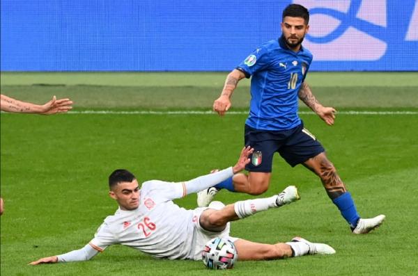 Pedri spanyol Pedri (putih) saat memotong umpan yang diarahkan ke pemain Italia Lorenzo Insigne. (Foto: Reuters)