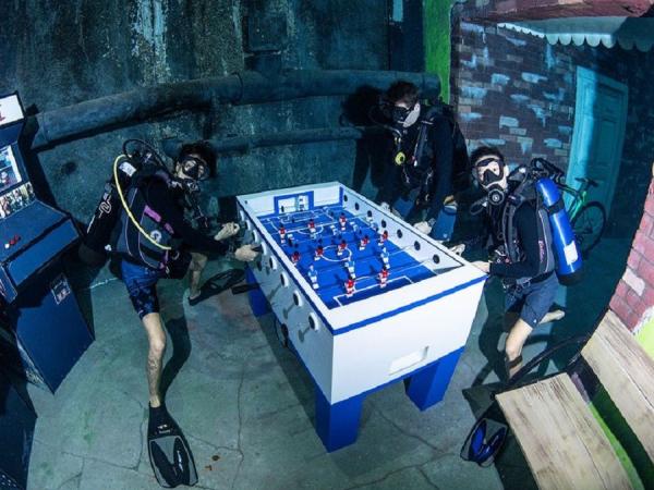 Para penyelam profesional memainkan meja sepak bola bawah air di Deep Dive Dubai. (Foto: Istimewa)