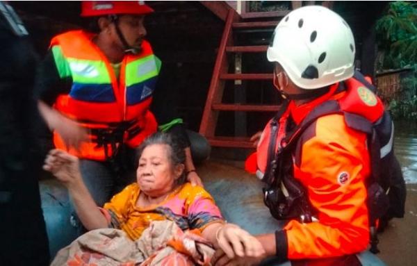 Petugas Basarnas Sulsel mengevakuasi korban banjir di Jeneponto dan Bantaeng. (Foto: Dok.Humas Basarnas Sulsel)