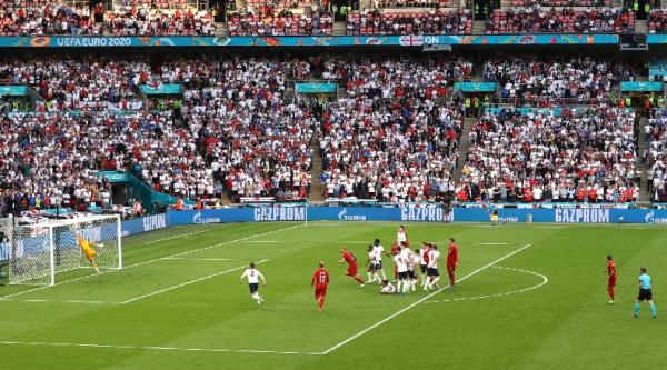Damsgaard Gol tendangan bebas Mikkel Damsgaard lawan Inggris di semifinal menjadi yang pertama di Euro 2020. (foto: REUTERS).