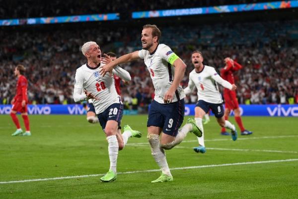 Harry Kane terpilih sebagai man of the match atau pemain terbaik pada laga Inggris vs Denmark di semifinal Euro 2020. (foto: REUTERS)