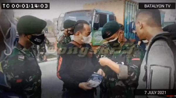 Paspampres saat diadang dan diminta tunjukkan KTA Paspampres saat diadang dan diminta menunjukkan KTA oleh petugas PPKM Darurat (YouTube/Batalyon TV)