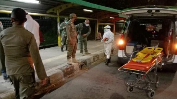 Satpol Pp Jakpus Pemkot Jakpus Satpol PP mengevakuasi tunawisma di kawasan Cempaka Putih, Jakarta Pusat ke Rumah Sakit (RS) Darurat Wisma Atlet, Rabu (7/7/2021) malam. (Foto: Satpol PP Jakpus).