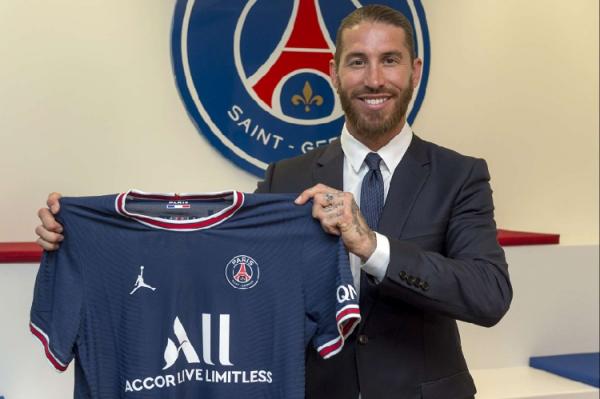 Sergio Ramos resmi menjadi pemain Paris Saint-Germain (PSG) hingga 2023. Ramos bakal memakai nomor punggung 4 di PSG. (foto: Situs PSG)
