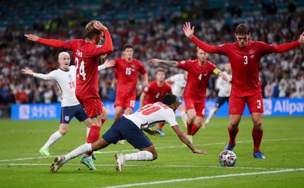 Sterling diving Raheem Sterling terjatuh di kotak penalti Denmark saat semifinal Euro 2020. Namun, Dietmar Hamann menilai Sterling melakukan diving (foto: REUTERS)