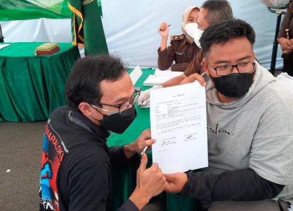Pelanggar PPKM Darurat di Kota Tasikmalaya disidang tipiring. Mereka didenda masing-masing Rp5 juta. (Foto: MNC Portal/Asep Juhariyono)