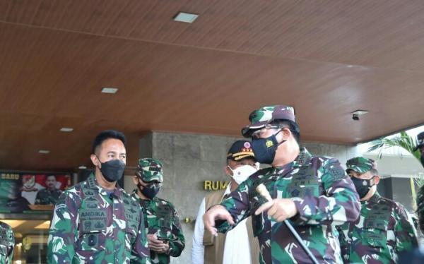 Panglima TNI Marsekal TNI Hadi Tjahjanto mendapat penjelasan dari KSAD Jenderal TNI Andika Perkasa soal rumah sakit lapangan, Jumat (9/7/2021) (Foti: TNI)