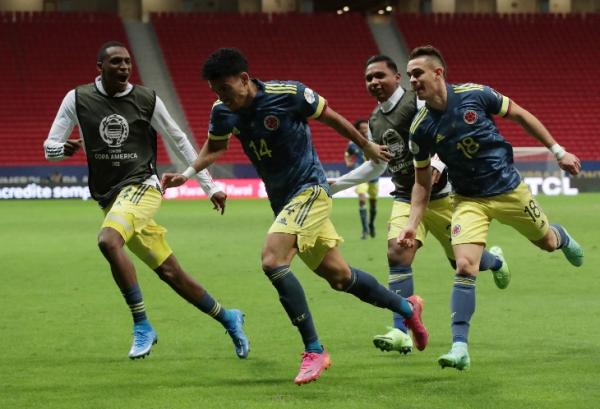 Kolombia meraih peringkat ketiga di  Copa America 2021 usai mengalahkan Peru 3-2. Luis Diaz (nomor 14) menjadi pahlawan kemenangan Kolombia. (foto: REUTERS/Henry Romero)