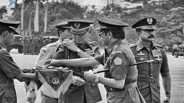 Norman Sasono Perpusnas Kolonel CPM Norman Sasono (kanan) menjabat Danpaspampres pada 1966-1972. Norman merupakan ayah dari Marciano Norman. (Foto: Perpusnas).