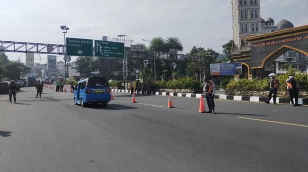 Ppkm Bogor Putra Arus lalu lintas di Jalur Puncak, Kabupaten Bogor tampak lengang, Sabtu (10/7/2021). (Foto: Putra Ramadhani).