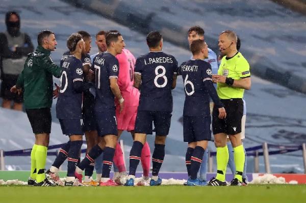 Verrrati Bjorn Kuipers Marco Verratti protes ke Bjorn Kuipers di laga Leg II Semifinal Liga Champions 2020/2021. Verrati menyebut saat itu Bjorn Kuipers mengucapkan kata-kata kasar kepadanya (foto: Sportbible)