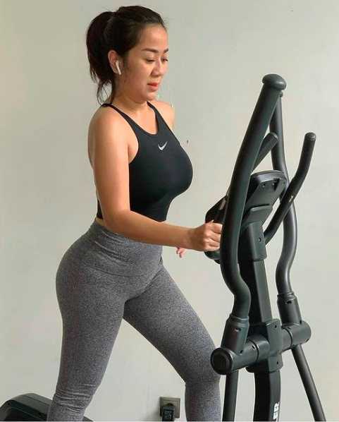  Rahasia Tante Erni awet muda dan seksi di usia 50 tahunan yakni rutin olahraga.&nbsp;(Foto: Instagram)