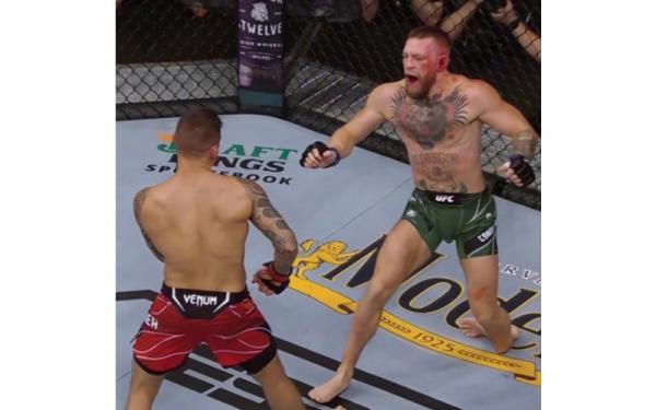 Conor McGregor 1 Pemandangan super ngilu terjadi di UFC 264, Minggu (11/7/2021) siang WIB. Kaki Conor McGregor patah saat berhadapan dengan Dustin Poirier. (Foto: Istimewa)