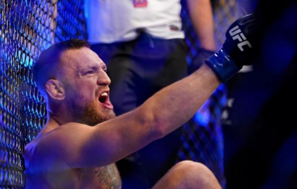 Conor McGregor ngomel di pinggir oktagon usai dinyatakan kalah TKO dari Dustin Poirier pada UFC 264. (Foto: Reuters)