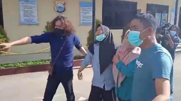 Ibu pelaku di Gowa Ibu pelaku yang tak sanggup melihat anaknya diamankan petugas langsung histeris dan menerobos masuk ke Mapolres Gowa (Bugma/MNC Portal)