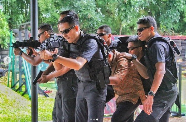 Izroi Gajah IG Ibu pelaku yang tak sanggup melihat anaknya diamankan petugas langsung histeris dan menerobos masuk ke Mapolres Gowa (Bugma/MNC Portal)