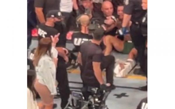 Istri Dustin Poirier Jolie mengacungkan jari tengah ke Conor McGregor. (Foto: The Sun)