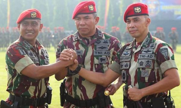 Asops Kasdam XVIII/Kasuari Kolonel Inf Lucky Avianto (kanan) saat sertijab sebagai Dangrup 1 Kopassus pada 2018. (Foto: SMA Taruna Nusantara).