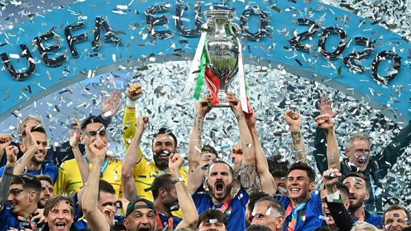 Roberto Mancini dan skuad Italia juara Euro 2020 (foto: Reuters)