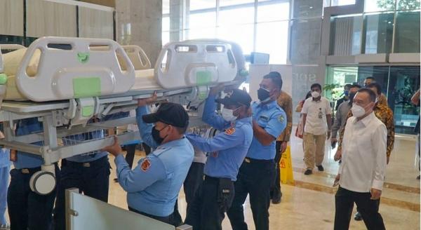 Wakil Ketua DPR Sufmi Dasco mengajak wartawan berkeliling melihat Gedung Parlemen (Foto: Kiswondari)