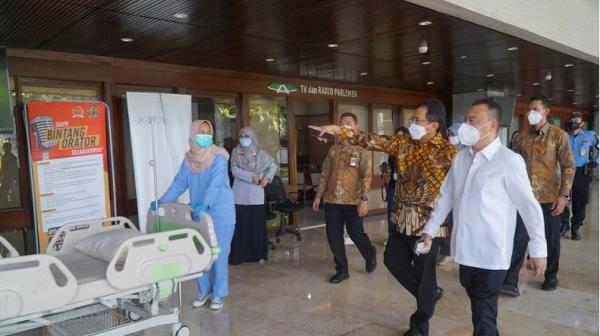 Wakil Ketua DPR Sufmi Dasco membawa bed untuk menujukkan kesesuaian dengan Gedung Parlemen (Foto: Kiswondari)