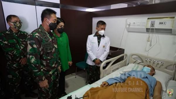 KSAD Jenderal TNI Andika Perkasa bersama istri Hetty Andika Perkasa menjenguk prajurit Yonif 310/KK, Serka Dian Herdiana di RSPAD Gatot Soebroto. (Foto akun Youtube TNI AD).