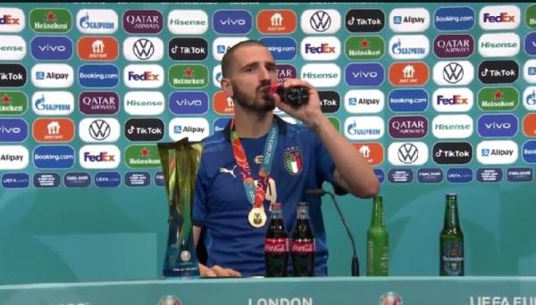 Leonardo Bonucci minum coca-cola dan Heineken di ruang konpers usai menjadi juara Euro 2020 (foto: Twitter PassionFootClub)