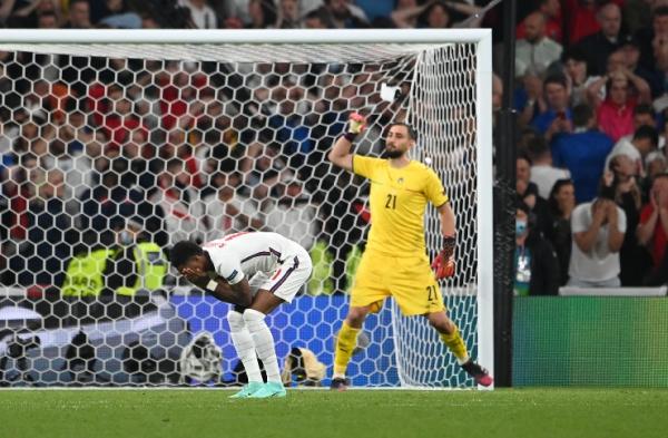 Donnarumma Donnarumma gagalkan penalti Bukayo Saka (foto: REUTERS)