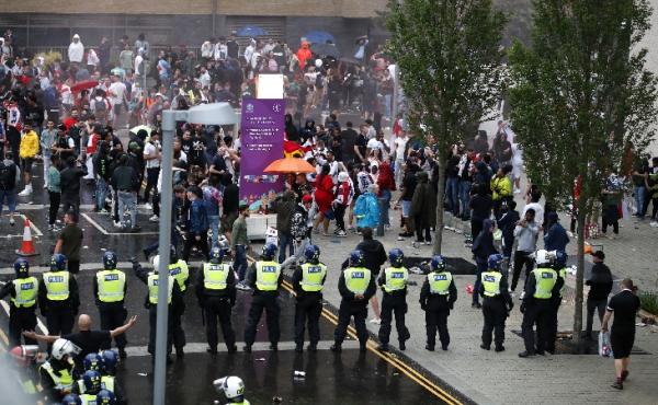 Suporter Inggris1 Sejumlah suporter Inggris dihadang polisi di sekitar Stadion Wembley. (foto: Reuters)