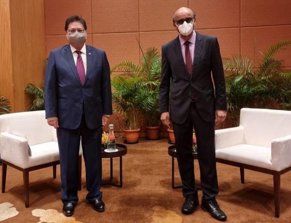 1307foto Airlangga 1 Menteri Koordinator (Menko) Bidang Perekonomian, Airlangga Hartarto, berfoto bersama Menteri Senior dan Menteri Koordinator Bidang Sosial Singapura, Tharman Shanmugaratnam, dalam kunjugan kerja ke Singapura, Selasa (13/7/2021)