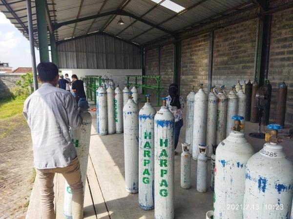1307foto Oksigen Medis 1 Aktifitas pengisian oksigen medis di PT Harpag Niaga Utama, yang bergerak di usaha produksi dan distribusi gas oksigen, di Desa Kepuharjo, Kecamatan Karangploso, Kabupaten Malang, Selasa (13/7/2021).