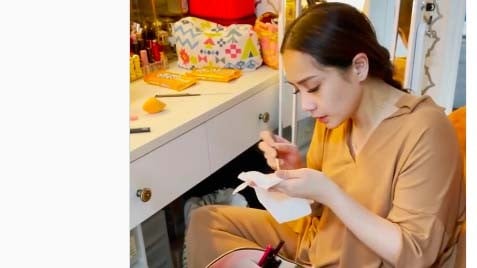 Nagita Slavina membersihkan alat make up. (Foto: Instagram)