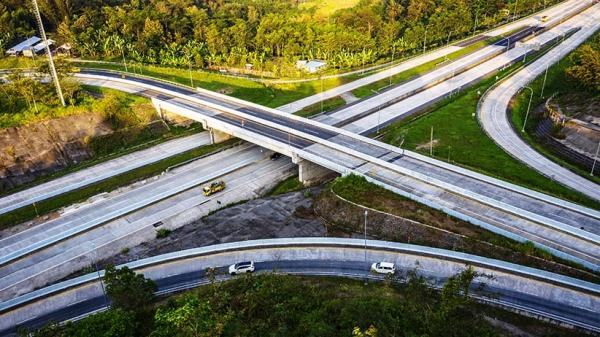 Bus Wisata Tabrak Mobil Van di Jalan Tol, 20 Orang Tewas 68 Lainnya Luka-Luka